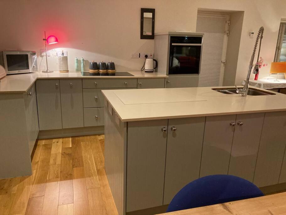 2 Quay Road, Killala. Stunning Sea Front Cottage Екстериор снимка