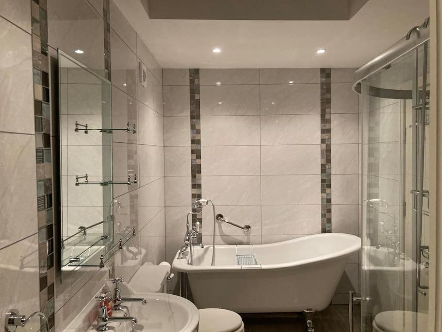 2 Quay Road, Killala. Stunning Sea Front Cottage Екстериор снимка